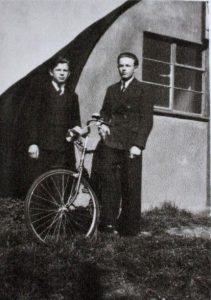 uljusz (Julius) Stanczak and her uncle Tadeusz (Ted) Stanczak in front of a Nissen hut